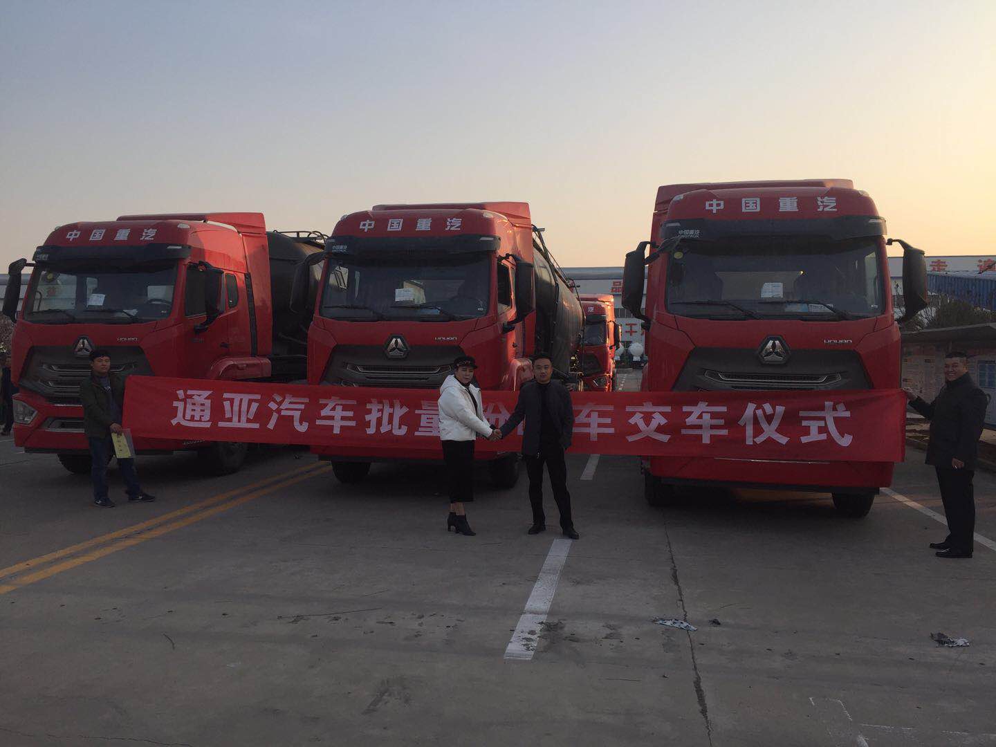 通亞汽車批量交付20臺(tái)粉罐車