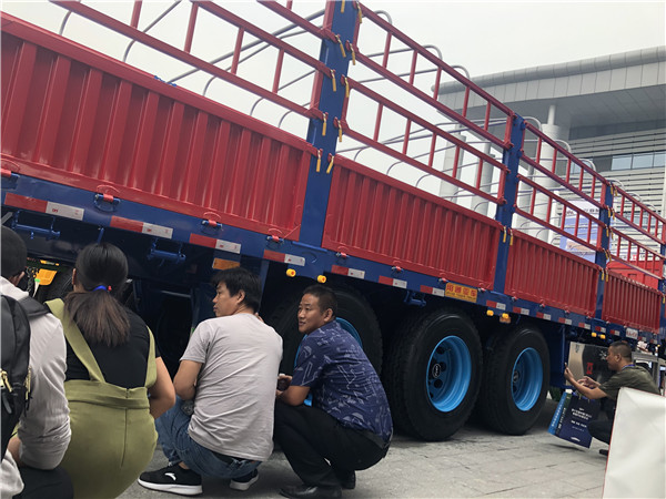 眾人圍觀，車友們遙遙千里趕來，車展會(huì)中堪稱“火爆”