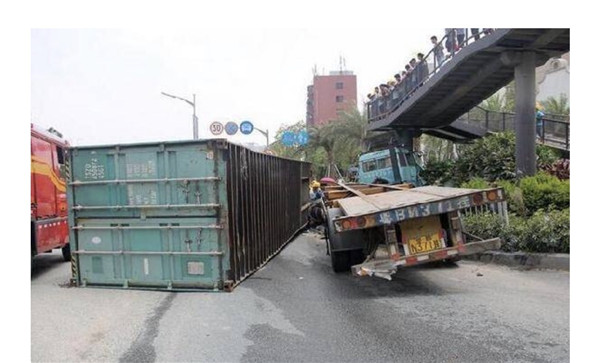 集裝箱運(yùn)輸半掛車不上鎖！通亞幫您解決！